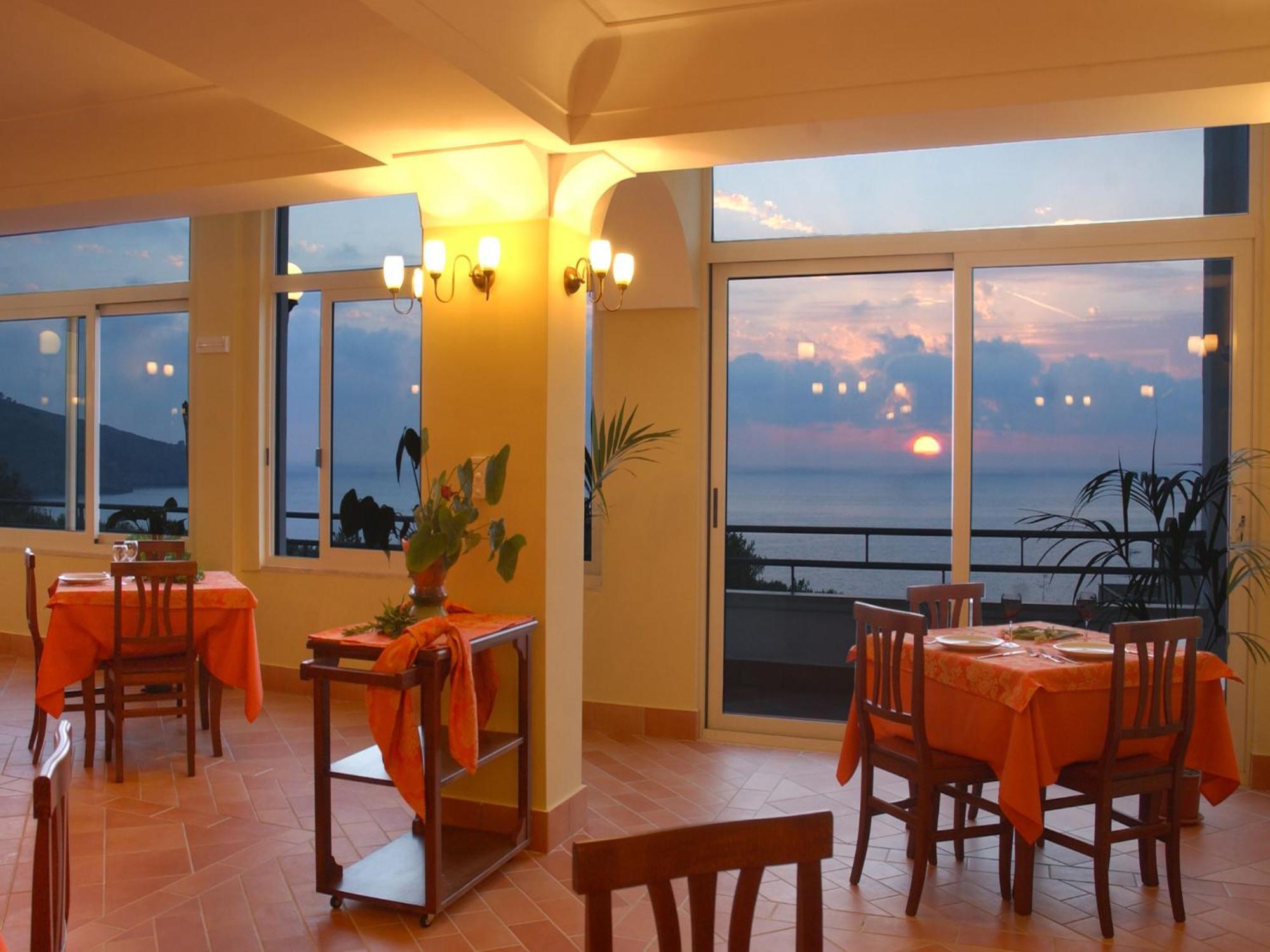 Hotel Baia ปาลีนูโร ร้านอาหาร รูปภาพ